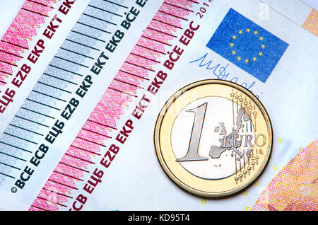 1-Euro-Münze auf 5- und 10-Euro-Note Stockfoto