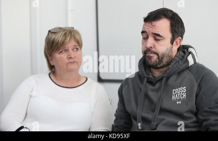 Jackie Larkin, dessen Bruder Gerard Brady 1994 von der Mount Vernon UVF ermordet wurde, und Kieran Fox, dessen Vater Eamon Fox vom UVF-Chef Gary Haggarty getötet wurde, sprachen vor den Anwälten von Padraig O Muirigh in Belfast. Stockfoto