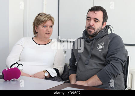 Jackie Larkin, dessen Bruder Gerard Brady 1994 von der Mount Vernon UVF ermordet wurde, und Kieran Fox, dessen Vater Eamon Fox vom UVF-Chef Gary Haggarty getötet wurde, sprachen vor den Anwälten von Padraig O Muirigh in Belfast. Stockfoto