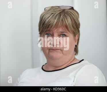 Jackie Larkin, dessen Bruder Gerard Brady 1994 von der Mount Vernon UVF ermordet wurde, sprach bei Padraig O Muirigh-Rechtsanwälten in Belfast. Stockfoto