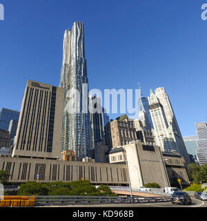 8 Spruce Street Tower, Tempo und private Universität vor, Woolworth Building (r), New York, Manhattan, USA. Stockfoto