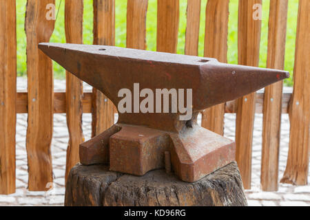 Alten rostigen robuste Amboss auf Holz Stockfoto