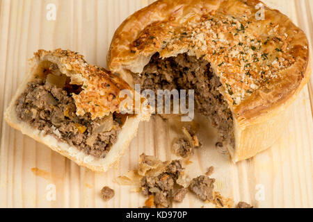 Hackfleisch Fleisch Torte mit Gemüse in einer Konditorei Kruste auf hellem Kiefernholz Hintergrund Stockfoto