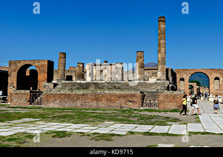 Pompeji, Italien - 3. Oktober 2013 Pompeji. Die Touristen, die das Forum und Tempel des Jupiter mit dem Vesuv in der Ferne, der Archäologischen s Stockfoto