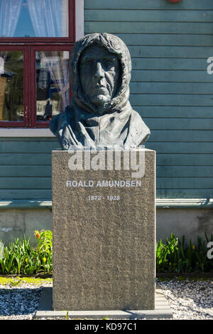 Norwegische Forscher Roald Amundsen statue Skulptur außerhalb Polarmuseet oder Polar Museum. Tromso, Troms County, Norwegen, Skandinavien Stockfoto