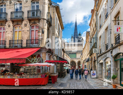 Geschäften in der Rue de la Musette mit Blick auf die Kirche von Notre Dame, Dijon, Côte-d'Or, Burgund, Frankreich Stockfoto