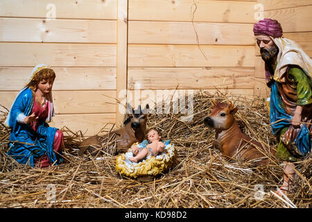 Weihnachten Krippe mit Figuren wie Jesus Maria Giuseppe blau und Esel Stockfoto