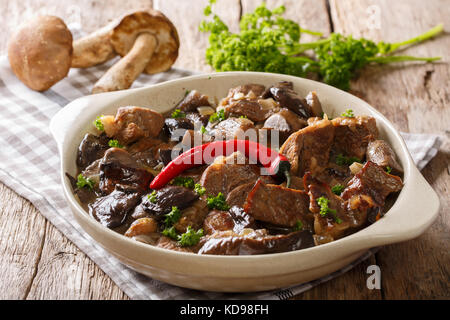 Leckeres Essen: Rinderragout mit Pilze in pikanter Sauce close-up in einer Schüssel auf dem Tisch. Horizontale Stockfoto