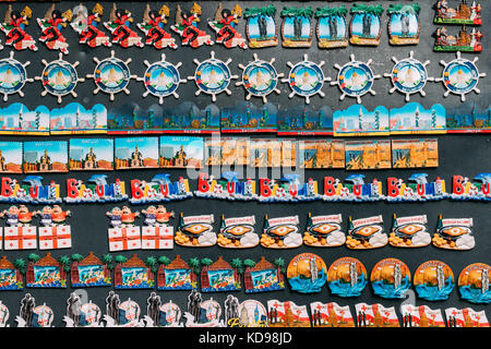 Batumi, Adscharien, Georgien - September 7, 2017: Kühlschrank Magnete Souvenirs in Street Market. lustig Souvenir von Batumi, Adscharien, Georgien Stockfoto