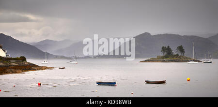 Eine misty und showery Blick nach Osten über den Loch Carron vom Hafen Straße, plockton Stockfoto
