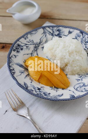 Süße thai Klebreis mit Mango auf blauen Platte über weißlich Board Stockfoto