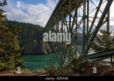 Unter der Brücke bei Deception Pass State Park im Staat Washington Stockfoto