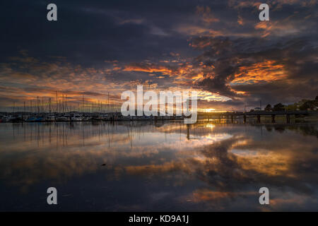 Sonnenuntergang über Cap Sante Yachthafen in Anacortes Fidalgo Island im Staat Washington Stockfoto