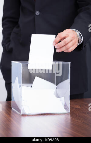 Gerne reife Kaufmann Stimmzettel in transparenter Box einfügen Stockfoto