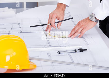 Nahaufnahme der männlichen Architekten Zeichnung blueprint im Büro Stockfoto