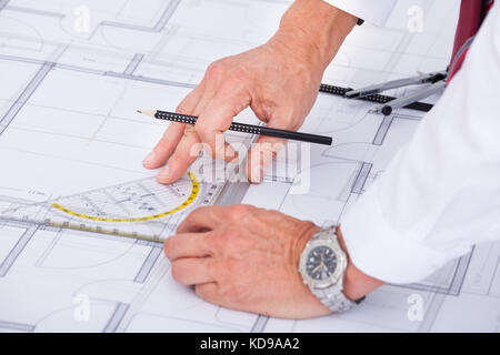 Nahaufnahme der männlichen Architekten Zeichnung blueprint im Büro Stockfoto