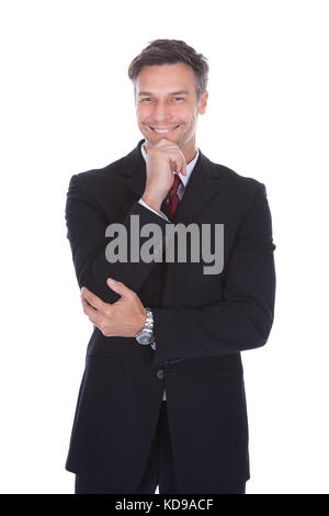 Portrait von zuversichtlich reife Geschäftsmann mit Arm gekreuzt Stockfoto