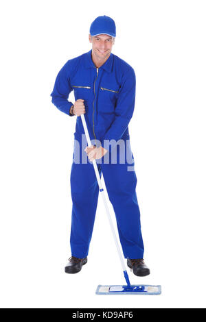 Ältere männliche Arbeiter In Boilersuit Bodenreinigung Over White Background Stockfoto