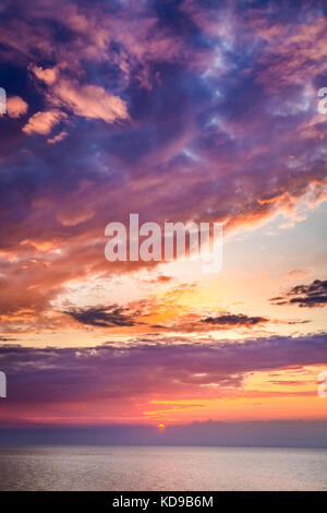 Wunderschönen Sonnenuntergang über dem Meer im Sommer Stockfoto