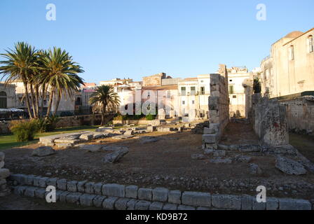 Antike griechische archäologische Stätten in Syrakus, Sizilien, Italien. Sommer. Die Ruinen der Tempel des Apollo. Zentrum von Syrakus. Stockfoto