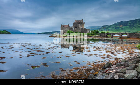 Kalte Sonnenuntergang über dem See an Eilean Donan Castle in Schottland Stockfoto