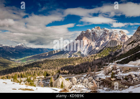 Schönen Sonnenaufgang in der Passo Falzarego, Dolomiten, Italien Stockfoto