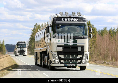 Jokioinen, Finnland - 7. Mai 2017: zwei Volvo fh semi Tank-LKW der Lanfer Logistik bewegen sich entlang der Autobahn im Konvoi an einem schönen Tag. Stockfoto