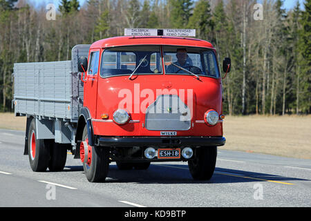 KAARINA, FINNLAND - 5. MAI 2017: Seltener Wilke Oldtimer LKW Jahr 1964 auf der Straße im Frühjahr 2017. Ca 120 Wilke Trucks wurden von Wihuri während der Herstellung hergestellt Stockfoto