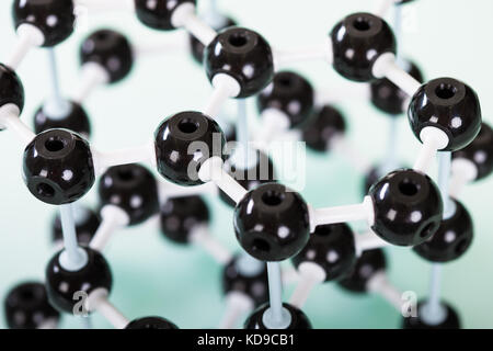 Modell der Graphit molekulare Struktur auf Grün reflektierenden Hintergrund Stockfoto