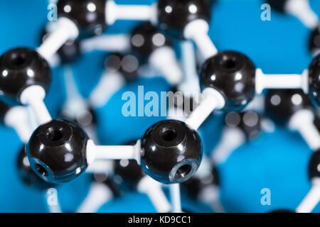 Modell der Graphit molekulare Struktur auf Grün reflektierenden Hintergrund Stockfoto