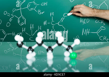 Modell der molekularen Struktur auf Grün reflektierenden Hintergrund Stockfoto