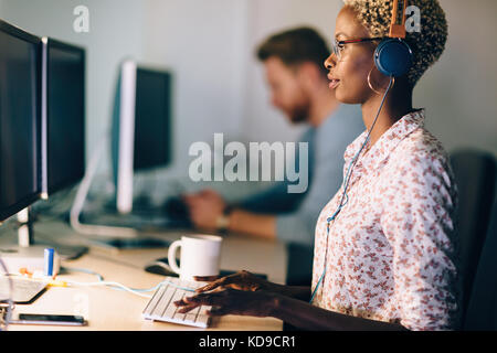 Portrait von Software Designer arbeiten im Büro Stockfoto