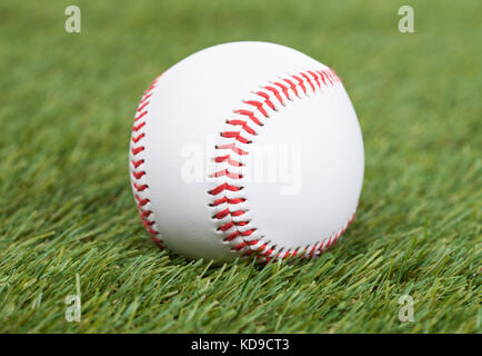 Nahaufnahme eines Baseballs auf grünen Rasen Stockfoto