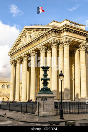 Drei Viertel der Fassade des Pantheon in Paris bei Sonnenuntergang mit der französischen Flagge im Wind. Stockfoto
