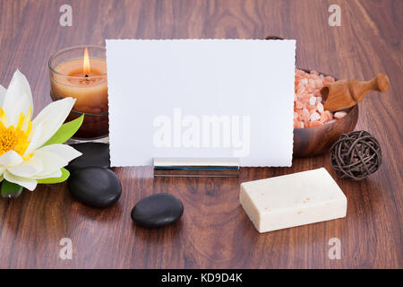 High Angle View Of Blankopapier umgeben mit Wellness-Produkte auf Holztisch Stockfoto