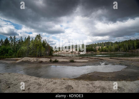 Saure See am Schlammvulkan geo-thermischen Becken im Yellowstone Nationalpark, Wyoming Stockfoto