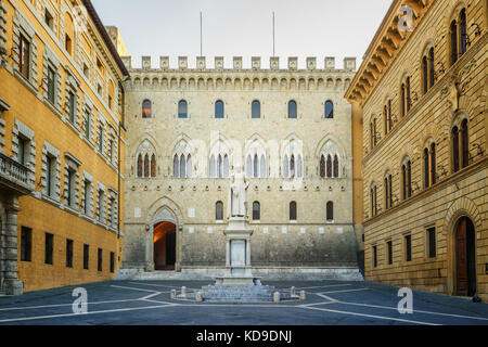 Siena, Italien. Die Piazza Salimbeni Stockfoto