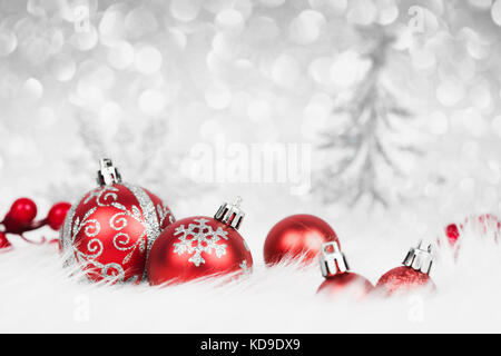 Weihnachten rote Kugeln mit silber Dekoration auf dem Schnee. Weihnachtskarte Stockfoto