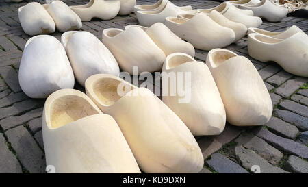 Traditionelle niederländische Holz- handgemachte Schuhe Art Clogs, für die Weiterverarbeitung vorbereitet Stockfoto