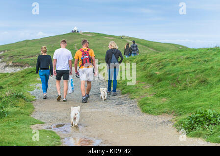 Urlauber, die den South West Fußweg in Newquay Cornwall entlang wandern. Stockfoto