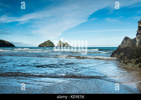 Die ikonischen Gull Rocks an der Holywell Bay, einer der Poldark-Drehorte in Cornwall. Stockfoto