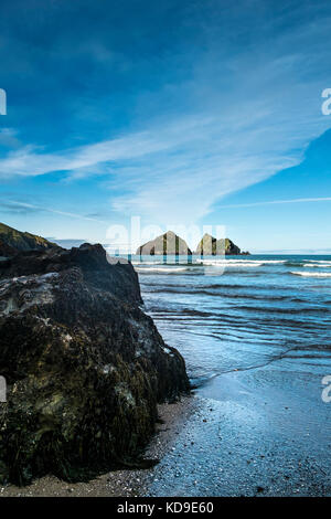 Die ikonischen Gull Rocks an der Holywell Bay, einer der Poldark-Drehorte in Cornwall. Stockfoto