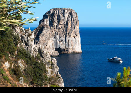 Die berühmten Faraglioni Felsen vor der Insel Capri im Golf von Neapel, Italien Stockfoto