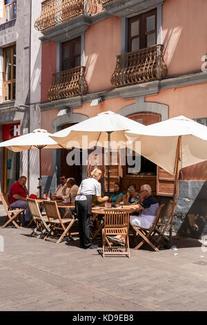Draußen Tische und Sonnenschirme in der Calle Obisbo Rey Redondo, Fußgängerzone in das UNESCO-Weltkulturerbe San Cristobal de La Laguna, Tenerif Stockfoto