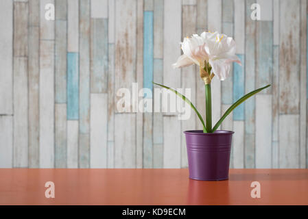 Blumen in kleinen Töpfen auf einem Tisch. Künstliche Blumen Stockfoto