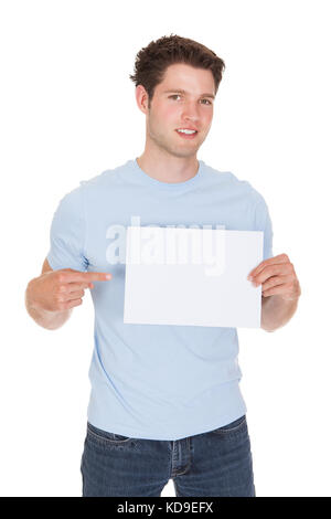 Glückliche junge Mann, leere Plakette auf weißem Hintergrund Stockfoto