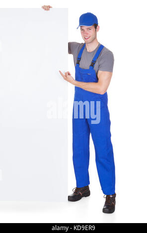 Porträt eines männlichen Arbeitnehmers Holding leere Plakette auf weißem Hintergrund Stockfoto