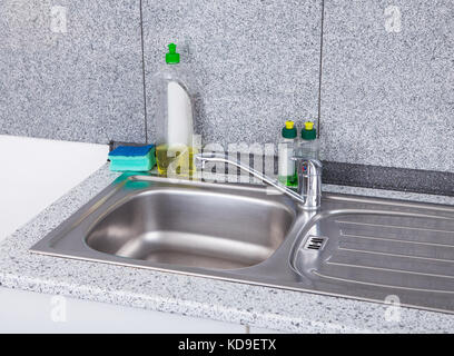 Spülmittel mit Schwamm auf Silber Kitchen Sink Stockfoto