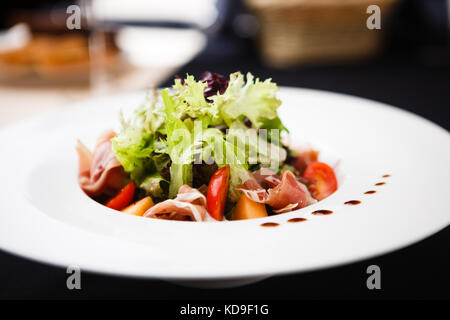 Grüner Salat mit Schinken Stockfoto