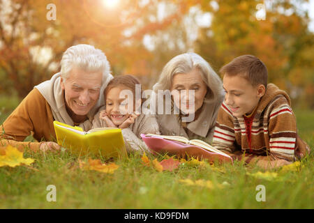Großeltern mit Enkeln Stockfoto